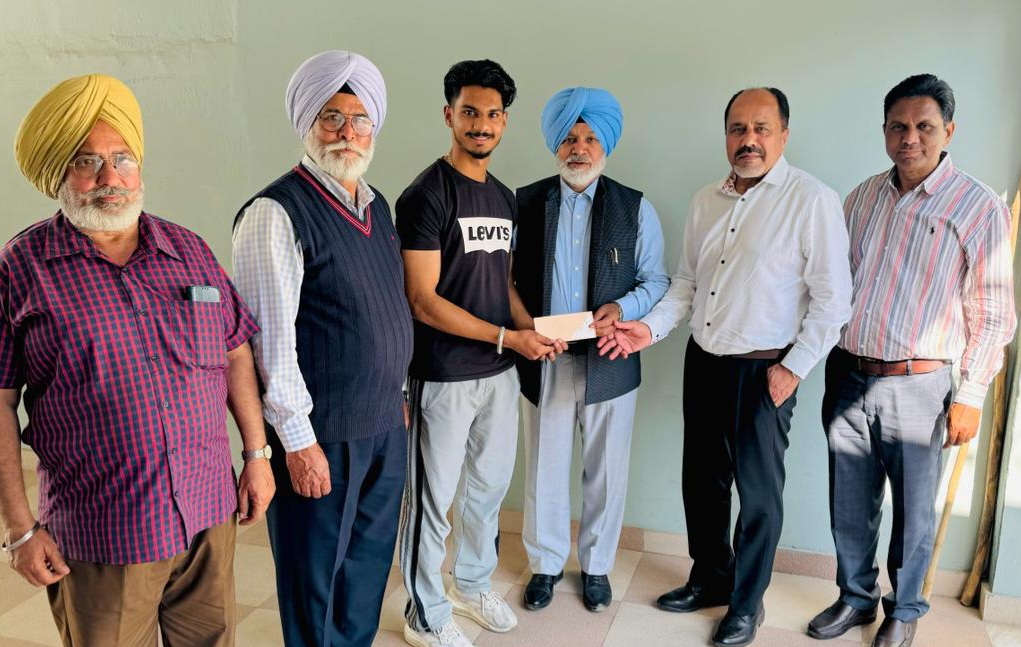 From Pathak Manch, Editor Harveer Mann was honored with the Young Editor Award